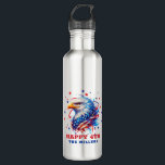 Garrafa Patriótica American Flag Eagle<br><div class="desc">Mostre o seu lado patriótico com este design de óculos bebendo com uma águia ousada com cores de bandeira americana,  estrelas e listras. Texto personalizável em vermelho e azul.</div>