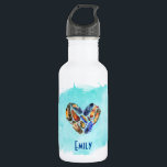 Garrafa Penas Em Forma De Coração Personalizadas<br><div class="desc">Uma garrafa de água branca com uma design de coração de aquarela fofa feita com penas e uma cinta azul brilhante de tinta aquosa atrás. Personalize com um nome.</div>