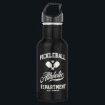 Garrafa Personalizado do Departamento de Atendimento de Pi<br><div class="desc">Hídrico em estilo com esta engraçada garrafa de água de pickleball com pás de pickleball cruzadas, bola e tipografia retrô em branco. Adicione seu texto personalizado para personalizar - nome do jogador, nome do grupo, nome do clube, cidade, nome do torneio, etc. Faz um presente de excelente para jogadores de...</div>