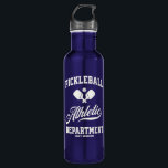Garrafa Personalizado do Departamento de Atendimento de Pi<br><div class="desc">Hídrico em estilo com esta garrafa de água de picleball divertida com pás de picleball cruzadas, bola e tipografia retrô. Adicione seu texto personalizado para personalizar - nome do jogador, nome do grupo, nome do clube, cidade, nome do torneio, etc. Faz um presente de excelente para jogadores de picles, treinadores,...</div>