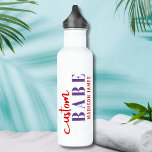 Garrafa Personalizar Babe Engraçado Dizendo Nome Personali<br><div class="desc">Babe Funny Dizendo Nome Personalizado Garrafa de Água apresenta um simples design com o texto "bebê personalizado" na tipografia de script de caligrafia roxa e vermelha moderna e personalizada com seu nome. Perfeito para um presente divertido para a mãe, melhores amigos, namorada, para o aniversário, Natal, feriados, Dia de as...</div>