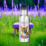 Garrafa Pétalas e Gato Puro e Flores Bonito<br><div class="desc">Bonito estilo aquarela ai art com um gato de mesa giro cercado por flores rosa e roxas. A citação diz,  "Petals n Purr".</div>