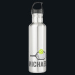 Garrafa Pickleball Personalizado<br><div class="desc">Garrafa de água de pickleball personalizada com um monograma de pílula e bola e nome personalizado ou texto em uma fonte clássica,  simples e masculina e monográfica. Presente de excelente para qualquer jogador de picleball e garrafas de água de equipe correspondentes!</div>