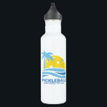 Garrafa Pickleball Tropical Palm Tree Sun Seu Texto Person<br><div class="desc">Uma garrafa de água esportiva com um design de picleball divertido de um "sol de picleball" enquadrado por uma palmeira tropical e ondas oceânicas. Adicione duas linhas de texto personalizado para personalizar. Faz um presente de excelente para qualquer jogador de picleball, clube ou organizador de equipe, companheiro de equipe ou...</div>