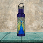Garrafa Plumagem de Peste Azul<br><div class="desc">Acaba a sede enquanto se desloca com esta garrafa de água de aço inoxidável, que apresenta uma foto embrulhada de um lindo Pavão azul com uma plumagem de penas colorida. Selecione a cor da garrafa de água.</div>