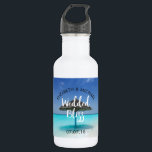 Garrafa Praia Tropical com Casamento de Guarda-chuvas Atin<br><div class="desc">Garrafa de água para comemorar seu dia de casamento. A letra manuscrita da Trendy diz: "Feliz Casado". Projetado com uma fotografia de uma praia de caribe tropical cênica. Uma praia branca arenosa e águas azuis cristais com um guarda-chuva compacto a solo. Secudido e sereno. Personalize com seus nomes e data...</div>