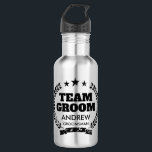 Garrafa Presente de solteiro do Team Grot para padrinhos d<br><div class="desc">Bolsa de solteiro do Team Groom para garrafa de água de aço inoxidável de padrinho de casamento. Design com nome personalizado. Presentes e favoritos para festas personalizados para cara.</div>