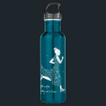 Garrafa Presentes maçónicos inspirados para meninas do<br><div class="desc">Um presente maçónico inspirado para jovens senhoras no conjunto das meninas do arco-íris (juventude maçónica), esta garrafa de água azul de aço inoxidável feita sob encomenda pode ser personalizado. Este design descreve uma menina running do arco-íris em calçados atléticos e em um vestido formado das palavras: Amor, patriotismo, religião, Fidelity,...</div>