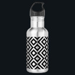 Garrafa Preto e Prata Meander<br><div class="desc">Esse padrão geométrico na moda preto e branco é um design ornamental original. Ângulos brancos em torno de diamantes negros contendo diamantes brancos. Os ziguezags pretos proporcionam uma sutil separação entre os caminhos de enrolamento. Imagem criada digitalmente. Copyright © 2013 Claire E. Skinner. Todos os direitos reservados.</div>