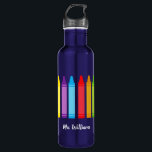 Garrafa Professora Elementar Cute Crayon Personalizada<br><div class="desc">Garrafa de água do professor fundamental. Uma bela Semana de Apreciação de Professores ou presente de fim de ano para uma aula de jardim de infância dar a seu professor primário. Personalizado feito com sua própria mensagem. Personalize com seu nome ou texto sob o arco-íris fofo de lápis. Uma garrafa...</div>