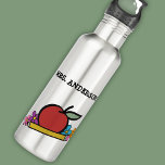 Garrafa Professores de Lápis de Maçã Vermelha Personalizad<br><div class="desc">Crie um presente personalizado divertido para o professor do seu filho com esta garrafa de água. Apresenta uma ilustração simples de um rabisco vermelho, um lápis da escola amarela e flores brilhantemente coloridas, com o nome do professor em letras negrosas acima. Faz um excelente de presente do ano escolar para...</div>