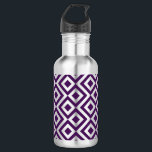 Garrafa Purple e White Meander<br><div class="desc">Esse padrão ousado, geométrico, roxo regal e branco é um design original ornamental. Diamantes roxos com bordas brancas são cercados por meandros roxos reais que os rodeiam. Os ziguezags brancos separam os caminhos roxos enrolados e os diamantes em offset. Imagem criada digitalmente. Copyright © 2013 Claire E. Skinner. Todos os...</div>