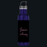 Garrafa Qualquer Nome | Legal Script Rosa Editável em Pret<br><div class="desc">Seu nome ou qualquer outro texto em um estilo elegante de escrevendo.</div>