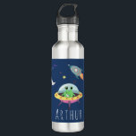 Garrafa Rapazes, Alienígena de Espaço Azul Fresco, Escola<br><div class="desc">Esta engraçada e moderna design de garrafa de água de aço inoxidável da escola apresenta um desenho de alienígena espacial, com um foguete, aliens, estrelas e lua, e pode ser personalizado com o nome de seus garotos. O espaço azul perfeito e a adição com temas monstros aos seus rapazes, perfeito...</div>