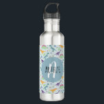 Garrafa Rapazes - Escola de Monogramas de Dinossauro Azul<br><div class="desc">Este design de garrafa de água de aço inox para crianças bonitinho e moderno apresenta um desenho animado de dinossauro azul com um t-rex, triceratops e outros designs da selva fofinhos. A garrafa pode ser personalizada com seu nome e monograma. A perfeita adição temática de dinossauros aos suprimentos de volta...</div>