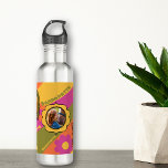 Garrafa Retro Daisy 3 Photo Horse Pet Collage and Name<br><div class="desc">Aqui está um design de garrafa de água único com uma colagem de três fotos, com cada foto colocada em uma armação desenhada à mão. Você é capaz de adicionar suas próprias fotos e nome para criar um design personalizado que será um guardião por muitos anos. O fundo retrocolorido com...</div>