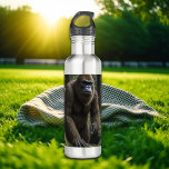 Garrafa Sasquatch Bigfoot na floresta<br><div class="desc">Sasquatch ou Pé Grande parado por uma árvore na floresta. Ai art.</div>