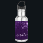 Garrafa Script de nome da brilha roxa<br><div class="desc">Um fundo roxo profundo. Decorrido com poeira falsa. Personalize e adicione um nome. O primeiro nome é escrito com um moderno estilo escrito à mão com traços. Para manter as hastes, exclua apenas o nome da amostra, deixe os espaços ou emoji na frente e depois do nome.</div>
