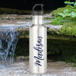 Garrafa Script Manuscrito de Nome Azul do marinho Personal<br><div class="desc">Uma garrafa de água monográfica personalizada,  azul-marinho,  para uma rapariga ou cara que adora presentes simples e escritos à mão. Belo roteiro cursivo ao lado da sua garrafa soletrando seu nome em legal tipografia.</div>