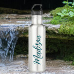 Garrafa Script Manuscrito Tendy Dark Turquoise Personaliza<br><div class="desc">Uma garrafa de água inoxidável de monograma de turquesa personalizada de tendências para uma garota que ama presentes simples e escritos à mão. Belo roteiro cursivo ao lado da sua garrafa soletrando seu nome em tipografia elegante.</div>