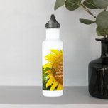 Garrafa Serenidade Inspiradora Oradora Sangue de Girassol<br><div class="desc">Sinta a sua sede nesta moda de água de aço inoxidável,  que mostra a foto de um florescimento amarelo brilhante junto com as palavras inspiradoras da Serenity Prayer impressas em branco e estilizado. Selecione a cor da garrafa de água.</div>