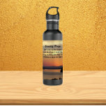 Garrafa Serenity Prayer Orange Seascape Sunset<br><div class="desc">Sinta sua sede nesta moda de água de aço inoxidável que mostra uma foto de um pôr do sol de uma paisagem laranja junto com as palavras inspiradoras da Oração Serenidade. Selecione a cor do frasco.</div>