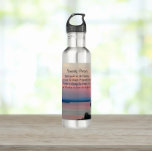 Garrafa Serenity Prayer Pink Seascape Sunset<br><div class="desc">Sinta sua sede nesta moda de água de aço inoxidável que mostra uma foto de um adorável e rosa pôr do sol juntamente com as palavras inspiradoras da Oração Serenidade. Selecione a cor do frasco.</div>