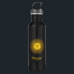 Garrafa Sob o Sol Personalizado<br><div class="desc">Um design de sol radiante com nome personalizado faz um presente de excelente. Personalize o nome de acordo com as suas necessidades ou remova-o completamente se preferir apenas o gráfico solar.</div>