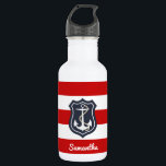 Garrafa Stripes e Âncoras Náuticas com Qualquer Nome<br><div class="desc">Um design náutico vermelho e branco listrado com um escudo azul marinho com âncora do navio. Personalize com qualquer nome substituindo o nome de exemplo mostrado.</div>