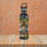 Garrafa Sumatran Tiger Wildlife Photo<br><div class="desc">Acaba a sede enquanto vai com esta garrafa de água de aço inoxidável que mostra uma foto embrulhada de um lindo Sumatran Tiger, uma espécie animal ameaçada de extinção. Selecione a cor da garrafa de água.</div>