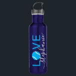 Garrafa Tênis Love Personalizado Bright Cyan Blue<br><div class="desc">Uma garrafa de água de aço inoxidável personalizada, azul e brilhante, com o nome "LOVE" monograma, usa uma letra elegante e fofa de escrita caligráfica e tem um padrão de rede sutil para um efeito único de design de pop monotone monocromático monocromático com uma bola de tênis como "O" no...</div>