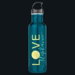 Garrafa Tênis Love Personated Teal and Yellow<br><div class="desc">A garrafa de água de aço inoxidável personalizada, verde azul Teal e amarelo, com o nome "LOVE" monograma, usa uma letra elegante e fofa de escrita de caligrafia e tem um padrão de rede sutil para um tom especial único no efeito de design de pop de tom com uma bola...</div>