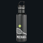 Garrafa Tênis Personalizado Nome Branco Preto<br><div class="desc">Garrafa de água tênis personalizada personalizada, preta e branca, com um gráfico simples em rack tênis e um nome personalizado ou texto numa fonte de monograma desportivo. presente de excelente para homens, mulheres, adolescentes ou crianças jogador de tênis com um olhar desportivo clássico e design moderno em um dom útil...</div>