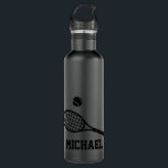 Garrafa Tênis Personalizado Nome Preto<br><div class="desc">Uma garrafa de água tênis personalizada com estilo preto-a-preto personalizada, com um simples gráfico em rack de tênis e um nome personalizado ou texto em uma fonte de monograma esportivo. presente de excelente para homens, mulheres ou jovens jogadores de tênis com um visual elegante e sutil de esporte clássico e...</div>