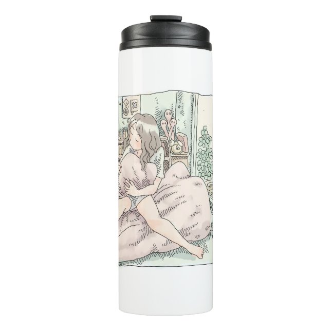 GARRAFA TÉRMICA さなさやじ　ベランダのある部屋の窓際で布団の上でクッションを抱きしめて座る女性のイラスト (Frente)