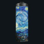 Garrafa Térmica A Noite Estrelada de Vincent Van Gogh<br><div class="desc">A pintura é dominada por um céu noturno cheio de lua e estrelas. Ele ocupa três quartos do plano fotográfico e parece turbulento, até agitado, com padrões intensos que parecem atravessar sua superfície como ondas. Ela está repleta de órbitas brilhantes - incluindo a lua crescente à extrema direita, e Vênus,...</div>