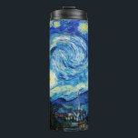 Garrafa Térmica A Noite Estrelada de Vincent Van Gogh<br><div class="desc">A pintura é dominada por um céu noturno cheio de lua e estrelas. Ele ocupa três quartos do plano fotográfico e parece turbulento, até agitado, com padrões intensos que parecem atravessar sua superfície como ondas. Ela está repleta de órbitas brilhantes - incluindo a lua crescente à extrema direita, e Vênus,...</div>