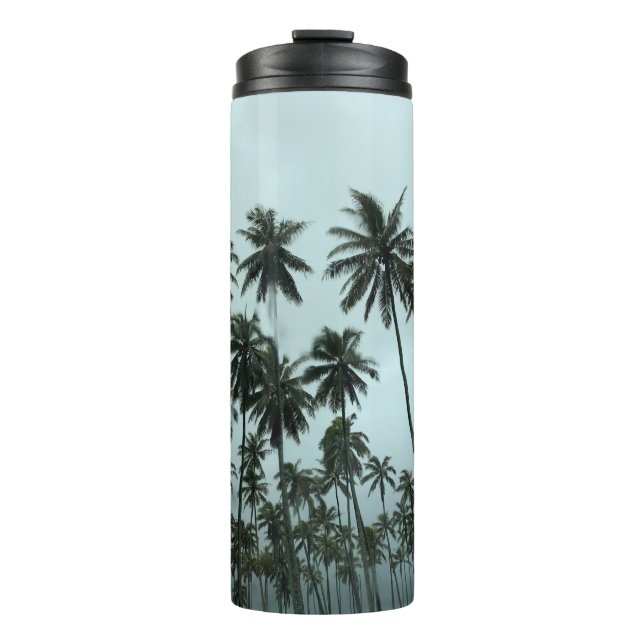 Garrafa Térmica Árvores de coco verdes sob o céu branco pela manhã (Frente)