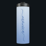 Garrafa Térmica Assinatura Elegante De Gradiente Azul De Cornflowe<br><div class="desc">Um ombre azul de girassol claro a escuro com um elegante nome de assinatura moderno. Você pode desagrupar as camadas de texto para personalizar o tamanho da fonte, a cor e as configurações de estilo de sombra. O texto está vertical na área impressão. O gráfico digital gradiente de azulejo sem...</div>