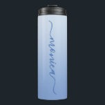 Garrafa Térmica Assinatura Elegante De Gradiente Azul De Cornflowe<br><div class="desc">Um ombre azul de girassol claro a escuro com um elegante nome de assinatura moderno. Você pode desagrupar as camadas de texto para personalizar o tamanho da fonte, a cor e as configurações de estilo de sombra. O texto está vertical na área impressão. O gráfico digital gradiente de azulejo sem...</div>