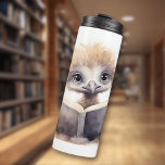 Garrafa Térmica Baby Ostrich Reading Thermal Tumbler<br><div class="desc">Deixe sua xícara ser tão divertida quanto sua bebida com o Bebê Ostrich Lendo Tumbler Térmico! Este tumbler de 12oz ostenta um design de aço inoxidável de parede dupla que mantém refrigerados refrigerados refrigerantes e bebidas quentes durante horas. Mas a verdadeira estrela é o gráfico adorável de uma avestruz bebê...</div>
