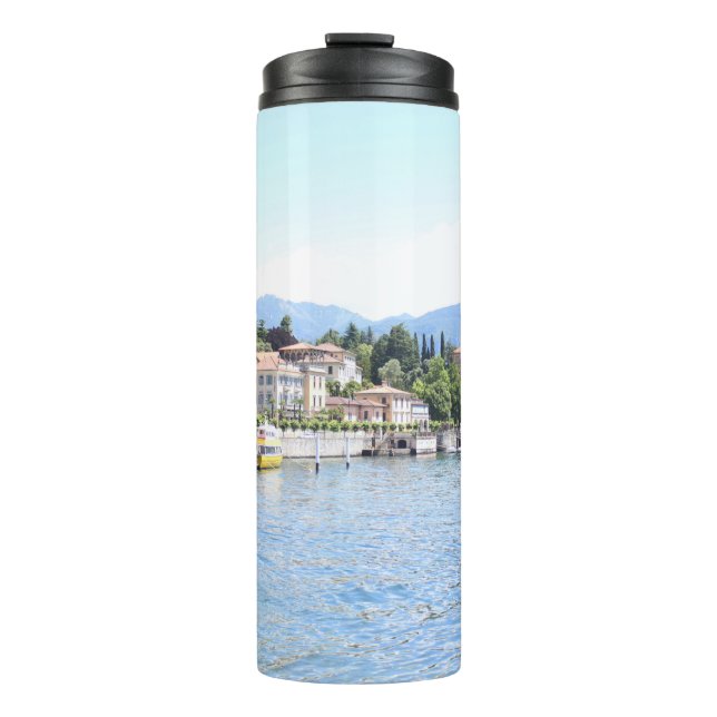 GARRAFA TÉRMICA BARCO AMARELO ENCAIXADO PERTO DA CONSTRUÇÃO (Frente)