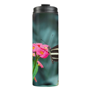 Garrafa Térmica Bela borboleta numa flor rosa