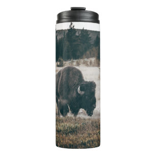 GARRAFA TÉRMICA BISON ROWN NO CAMPO DE GRAMAS MARAVILHOSA DURANTE 