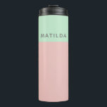 Garrafa Térmica Bloqueio de Cor Rosa do Nome Personalizado Moderno<br><div class="desc">Estilo com este humilde personalizado moderno com um design de blocos de cor rosa e menta com um nome em negrito. Perfeito para amantes de café, viagens ao trabalho, estudantes ou qualquer pessoa que desfrute de um acessório elegante e de hidratação na moda. Um presente de excelente para aniversários, trabalhos...</div>