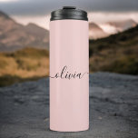 Garrafa Térmica Blush Dusty Pink Modern Script Girly Monograma Nom<br><div class="desc">Tumbler De Bebida Com Nome De Monograma Simples,  Cor-De-Rosa,  Escamoteada. Isto faz o doce e perfeito aniversário de 16 anos,  casamento,  chá de panela,  aniversário,  chá de fraldas ou festa de solteira presente para alguém que ama luxo de luxo e estilos quíticos.</div>