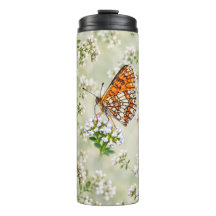 Borboleta Laranja em Flores Brancas Delicadas