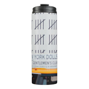 GARRAFA TÉRMICA CABO AMARELO NA FRENTE DA PAREDE PINTADA BRANCA