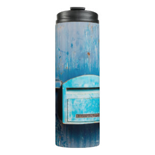 Garrafa Térmica Caixa de correio antiga na porta, fundo, azul, cai