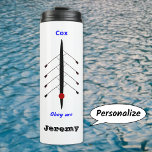 Garrafa Térmica Capoeira engraçada a remar no comando esportivo<br><div class="desc">Um design humorístico,  especialmente para uma varinha. O pictograma de um oito remo tem o assento do repolho escolhido em vermelho,  e o texto que o acompanha "Cox. Obedeça-me." Lembre-se da tripulação que está no controle! Adicione um nome ou iniciais ou texto curto para personalizá-lo ainda mais.</div>